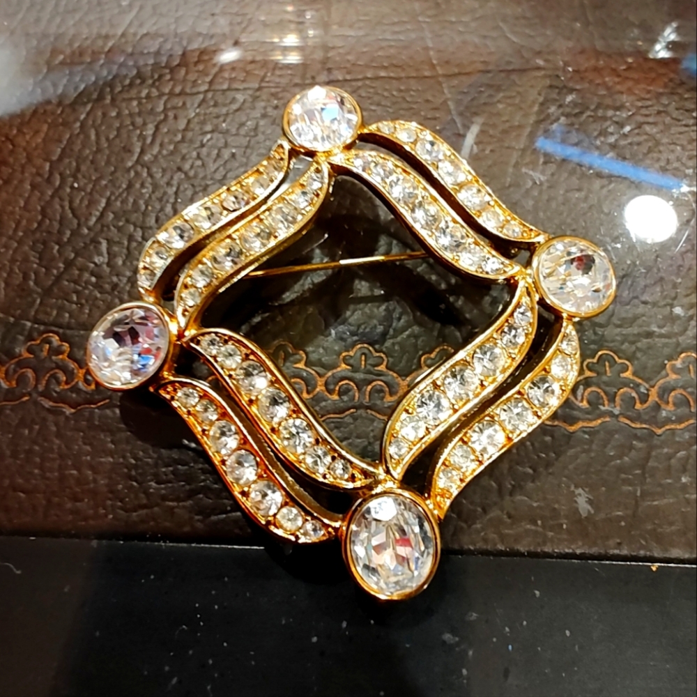 Vintage Gold Tone And Rhinestone brooch.